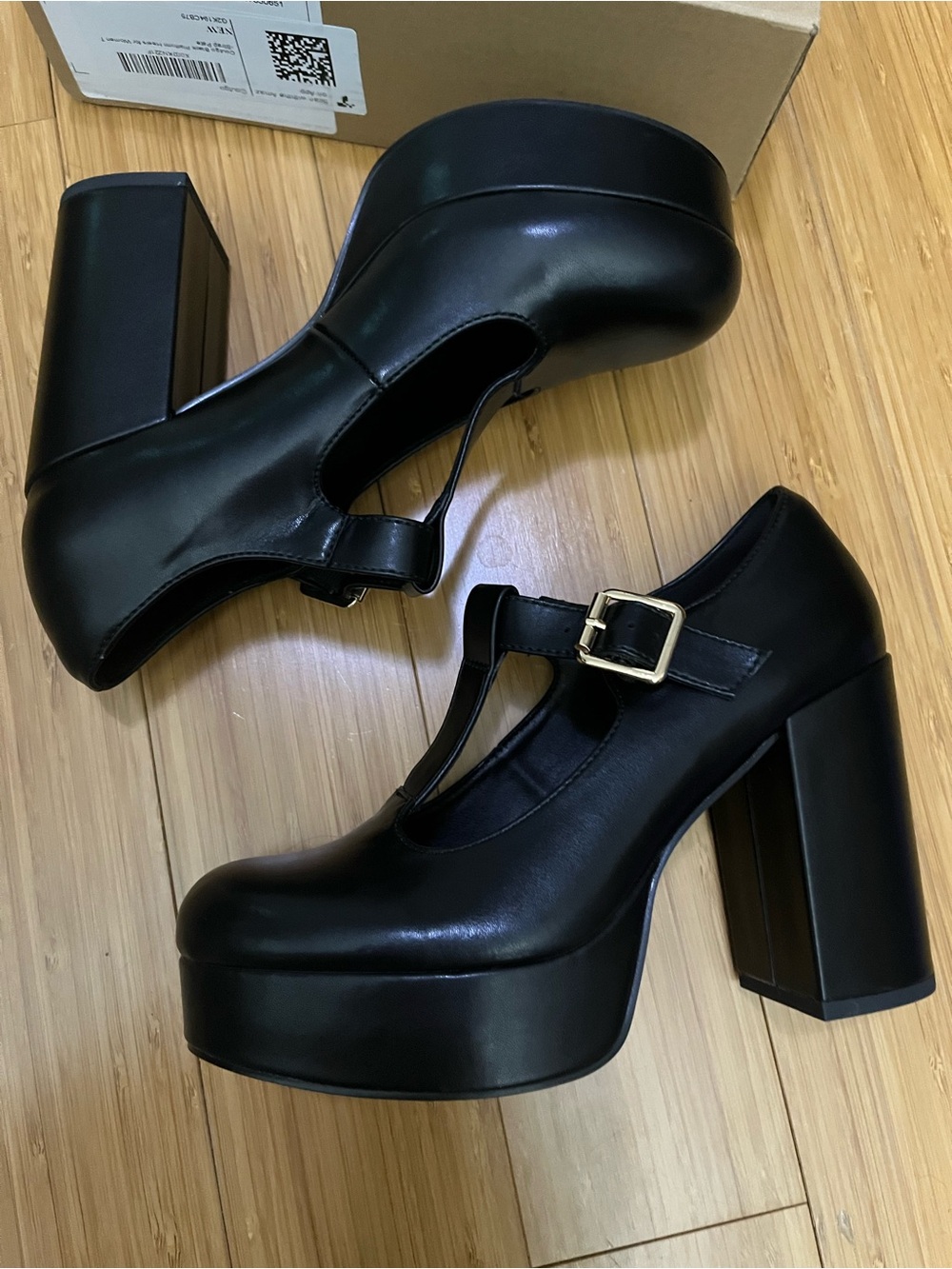 Black T-Strap Platform Pumps - Picture 10 of 11